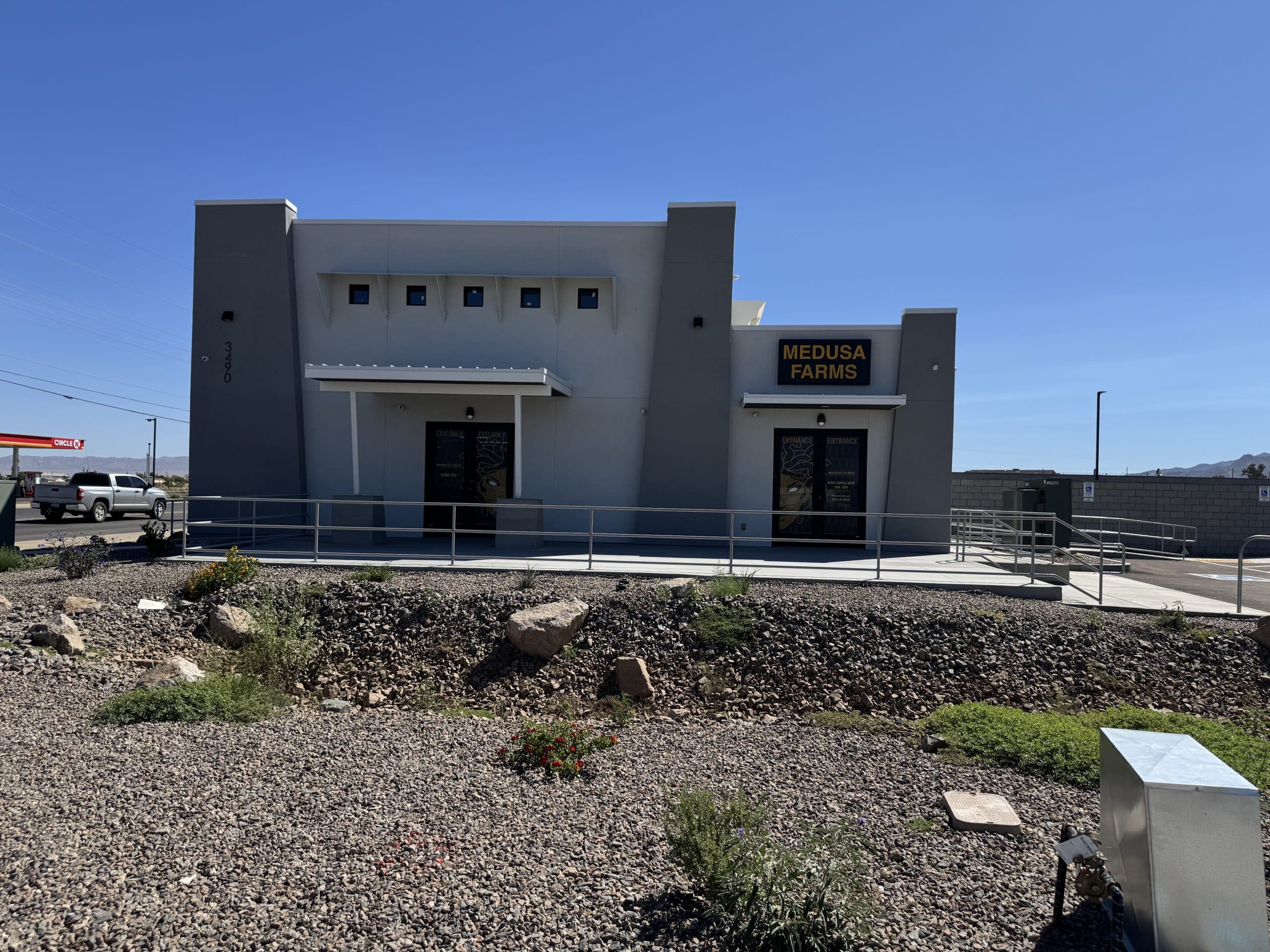 Exterior view of Medusa Farms smoke shop in Kingman, AZ.
