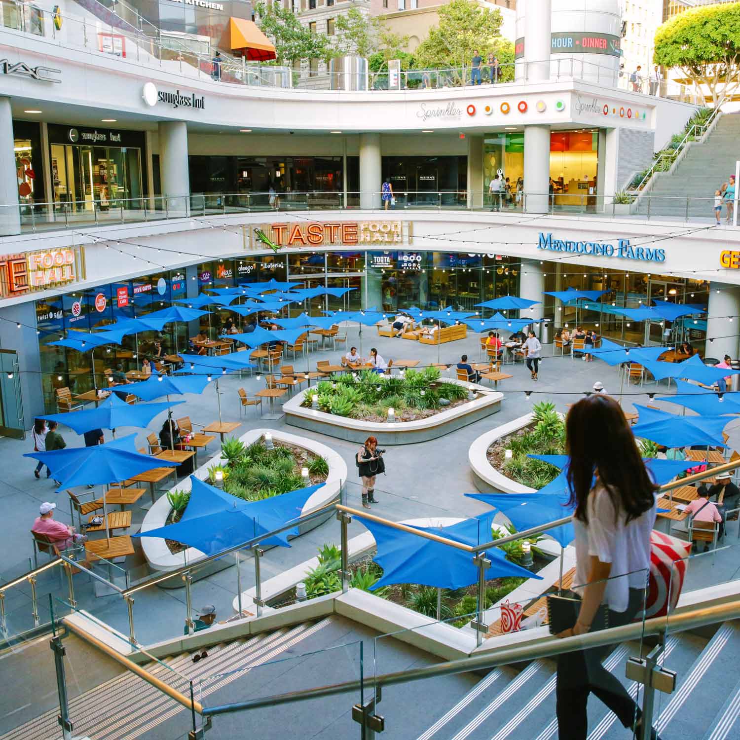 Vibrant shopping and dining atmosphere at FIGat7th